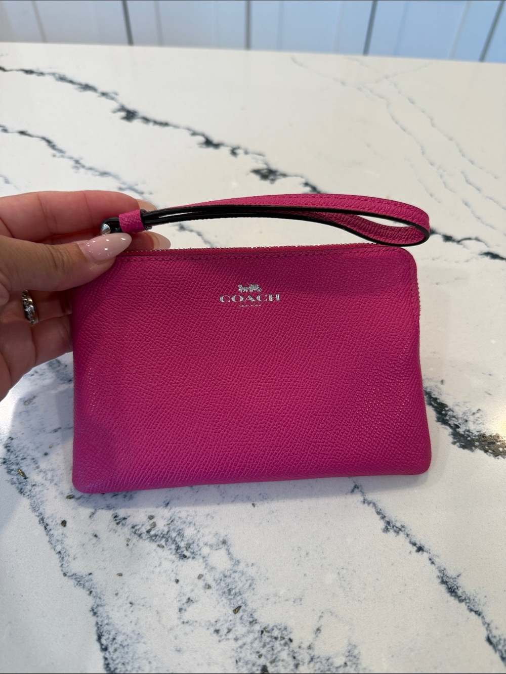 Gorgeous Like New Coach Fuchsia Pebbled Leather Wristlet